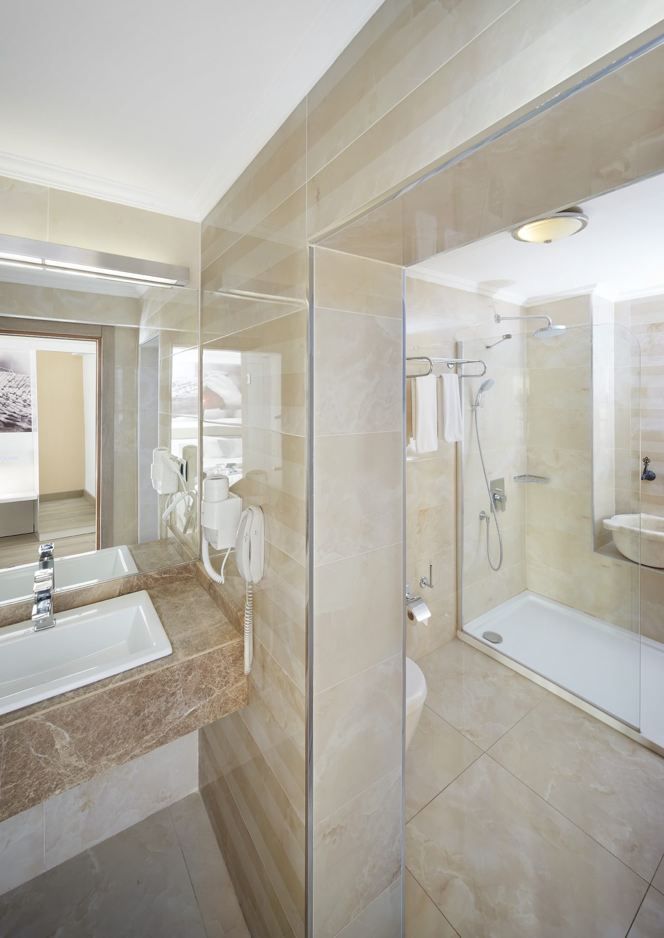 Family suit room bathroom