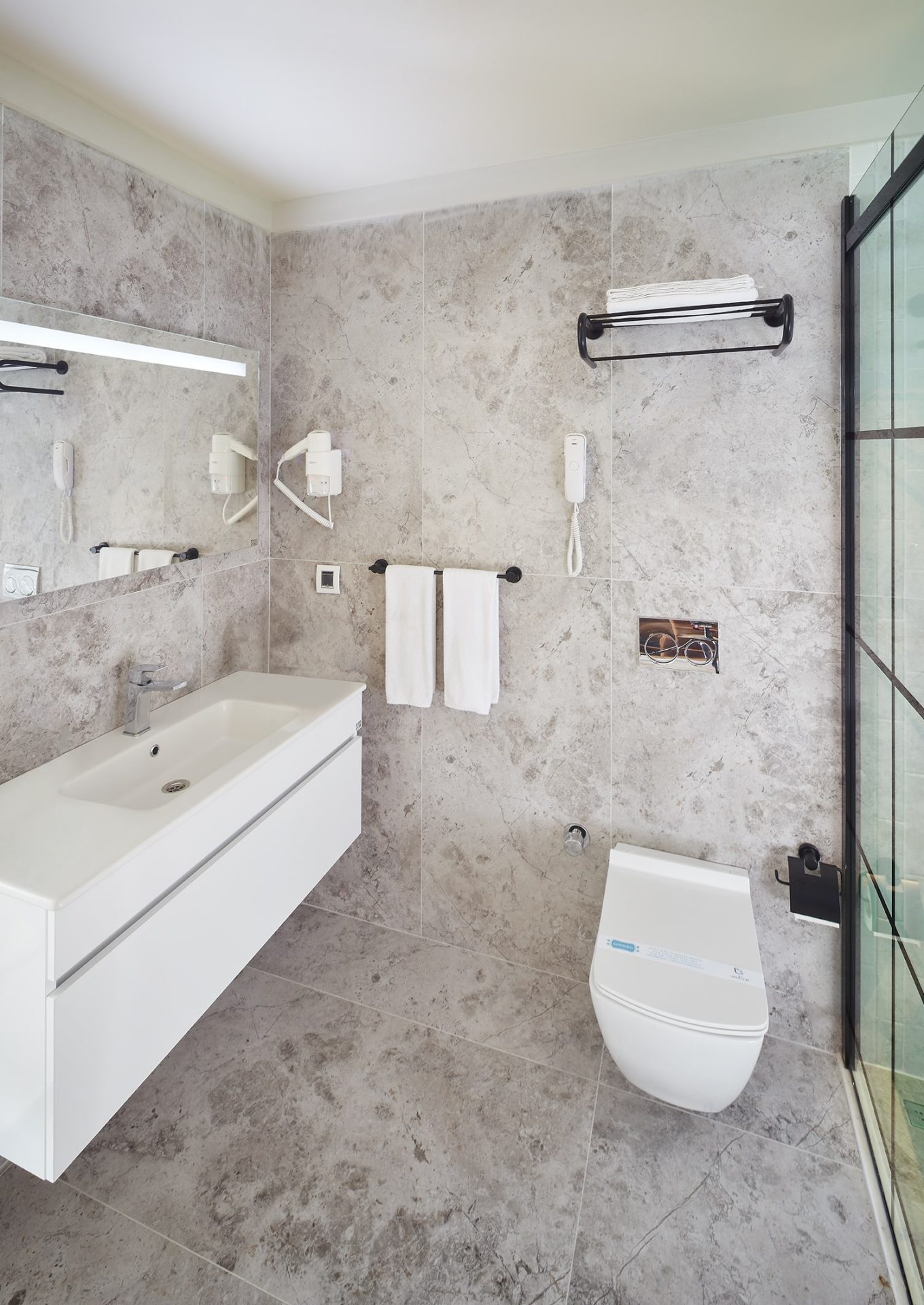 swim up room bathroom